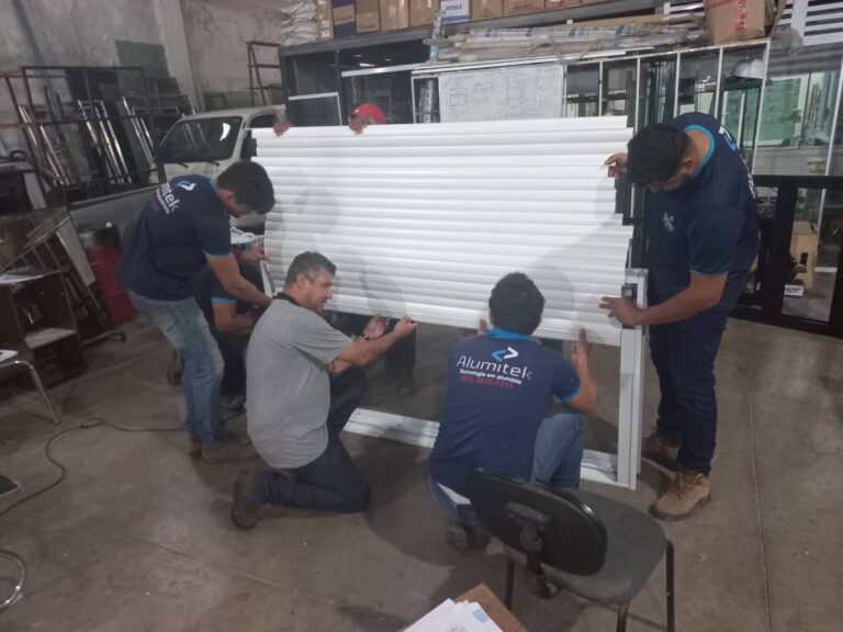 Foto tirada em um curso presencial de Fabricação de Janela Integrada Manual e Motorizada