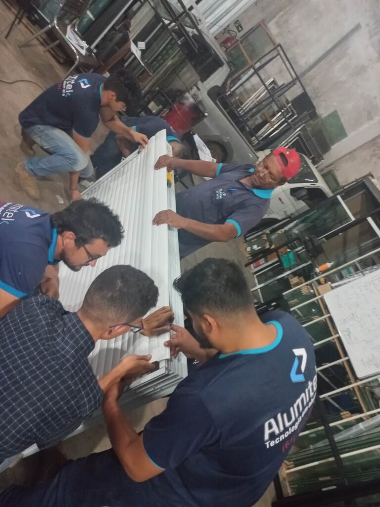 Foto tirada em um curso presencial de Fabricação de Janela Integrada Manual e Motorizada