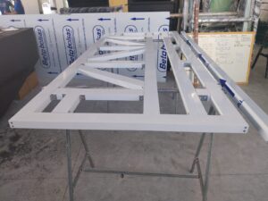 Montagem e revestimento de porta pivotante em ACM