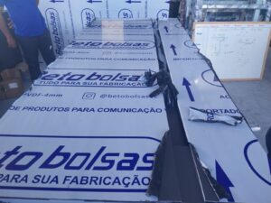 Montagem e revestimento de porta pivotante em ACM