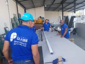 Montagem e revestimento de porta pivotante em ACM