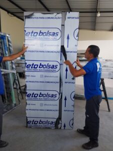 Montagem e revestimento de porta pivotante em ACM