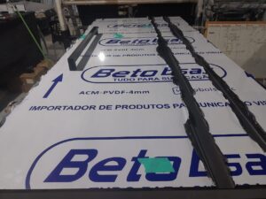 Montagem e revestimento de porta pivotante em ACM