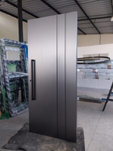 Montagem e revestimento de porta pivotante em ACM
