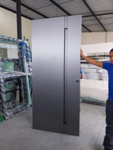 Montagem e revestimento de porta pivotante em ACM