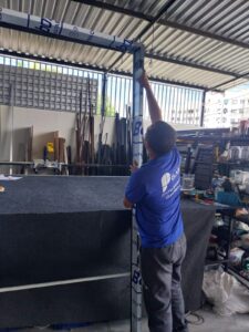 Montagem e revestimento de porta pivotante em ACM